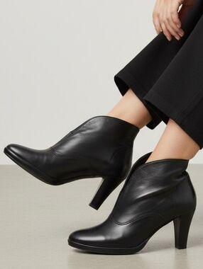 Liz Claiborne Black Leather Bonnie Heeled Boots